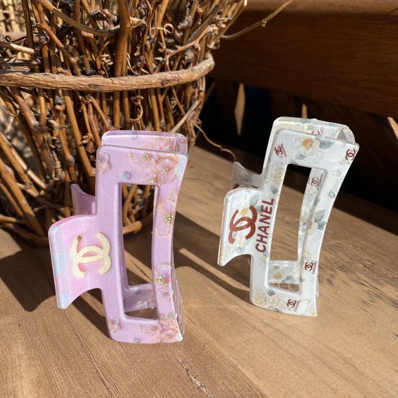 Chanel Pink and White Floral Hair Clips - Picture 2 of 3